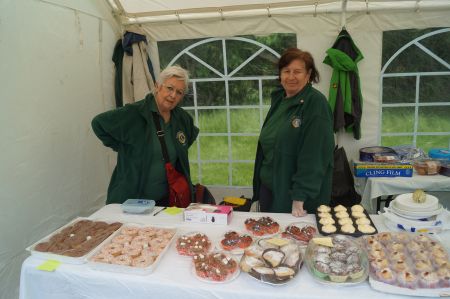 Lions Helen and Marylin ready to serve
